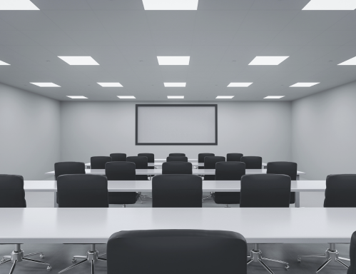 Moderner Seminarraum mit Blick auf eine Leinwand