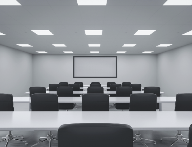 Moderner Seminarraum mit Blick auf eine Leinwand