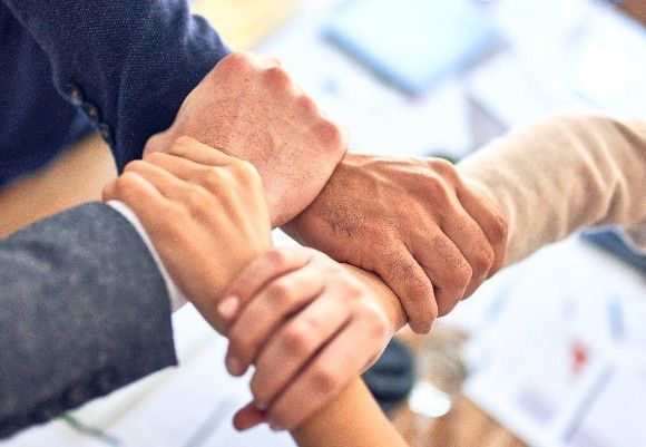 Vier Hände, die sich gegenseitig anfassen